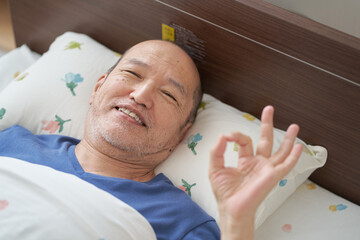 笑顔で介護を受ける男性の高齢者