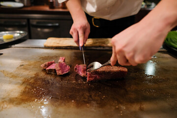 Chef's Hand to Prepare Traditional Japanese Beef Wagyu 일본 전통 소고기 와규를 준비하는 주방장의 손