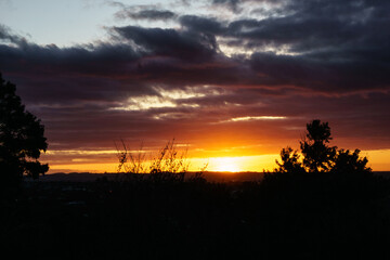 Fototapeta na wymiar Sunsets on horizon over land