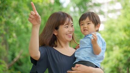 公園を散歩する親子