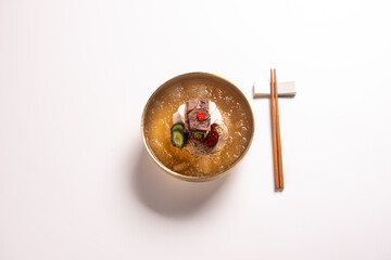 새콤하고 시원한 국물이 맛있는 한국식 냉면