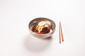 새콤하고 시원한 국물이 맛있는 한국식 냉면