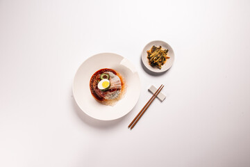 새콤하고 시원한 국물이 맛있는 한국식 냉면