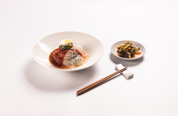 새콤하고 시원한 국물이 맛있는 한국식 냉면