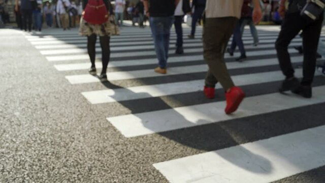 街を歩いている人　ぼやけたビデオ　スローモーション　秋葉原　日本の街並み