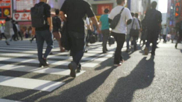 街を歩いている人　ぼやけたビデオ　スローモーション　秋葉原　日本の街並み
