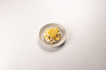 한 끼를 간단하게 해결할 수 있는 밥과 반찬이 들어있는 간편한 도시락