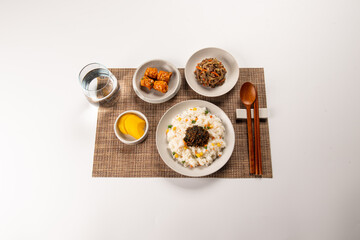 한 끼를 간단하게 해결할 수 있는 밥과 반찬이 들어있는 간편한 도시락