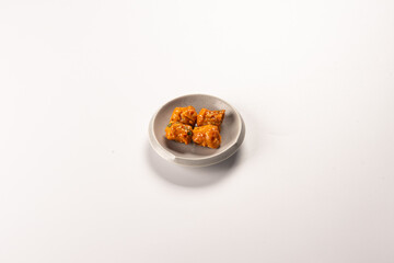 한 끼를 간단하게 해결할 수 있는 밥과 반찬이 들어있는 간편한 도시락