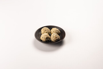 한 끼를 간단하게 해결할 수 있는 밥과 반찬이 들어있는 간편한 도시락