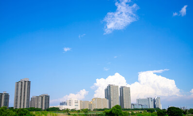 マンションと大空