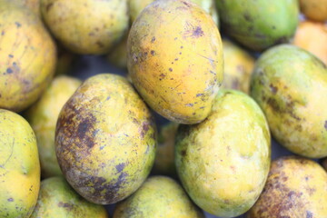 Many ripe mangoes are arranged to be very beautiful