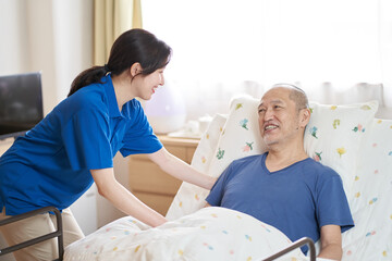Obraz premium 介護施設で働く女性介護士