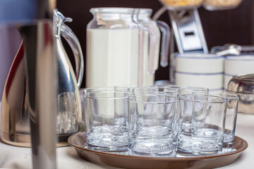 Empty glass glasses on a tray, on the table.