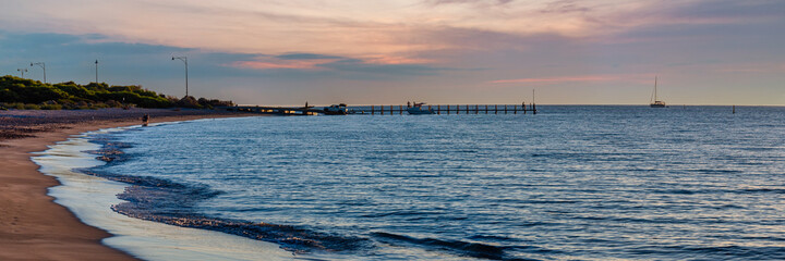 Obraz premium Sunset at Long Point Jetty with people fishing and swimming, Port Kennedy