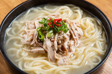 닭고기 고명이 올라가고 맛있고 진한 국물이 일품인 칼국수