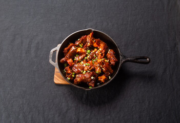 오랜 시간 삶아 쫄깃하고 부드러운 한국 스타일의 족발