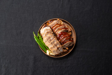 오랜 시간 삶아 부드럽고 쫄깃한 족발과 보쌈