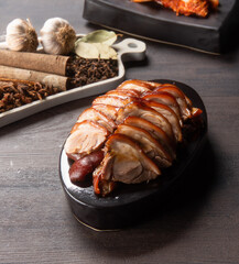 오랜 시간 삶아 쫄깃하고 부드러운 한국 스타일의 족발