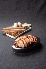 오랜 시간 삶아 쫄깃하고 부드러운 한국 스타일의 족발