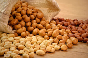 Close up de cacahuate japonés, con y sin cascara