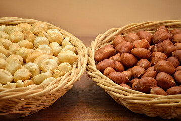 Close up de cacahuate con y sin cascara