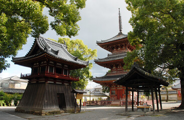 斑鳩寺　鐘楼と三重塔　兵庫県太子町鵤