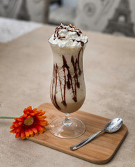 Copa de café frappé con chocolate y crema batida