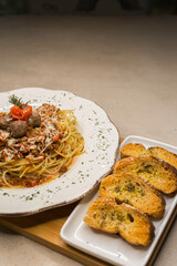 Espagueti a la boloñesa acompañado de pan