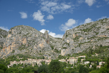 vue sur le village de Moustiers-Sainte-Marie - Alpes de Haute Provence