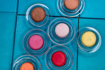 Postre de variedad de macarons sobre platos de vidrio