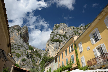 Fototapeta na wymiar Moustiers-Sainte-Marie en été - Provence-Alpes-Côte d'Azur