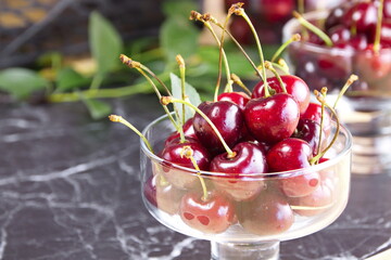 Спелые свежие ягоды черешни на темном фоне крупный план