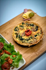 Quiche Lorraine de verduras acompañado de ensalada