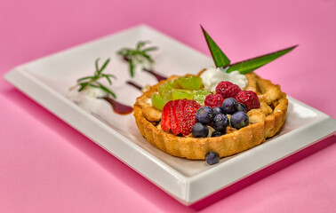 Postre de tarta de frutos rojos y uvas