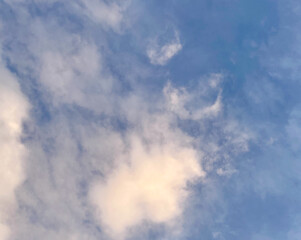 Cielo con nubes al atardecer