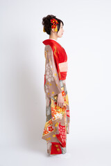 Obraz na płótnie Canvas 振袖（帯なし）を着る若い日本人女性