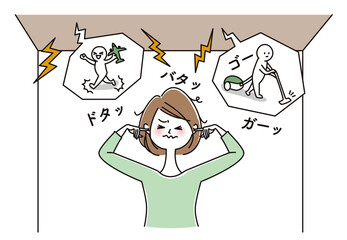 騒音にイライラして耳をふさぐ女性