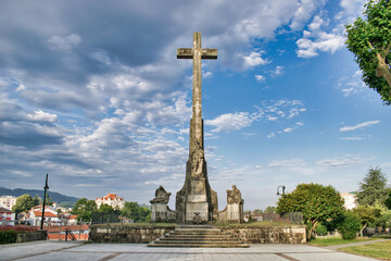 Fototapeta na wymiar Monumento al soldado caído en el parque alameda de Pontevedra, España