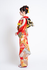 Fototapeta premium 振袖（着物）を着る若い日本人女性