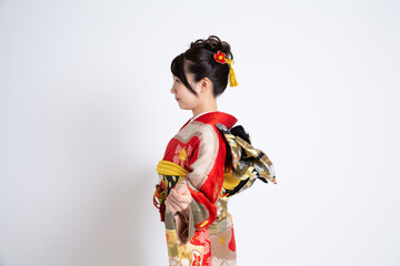 Fototapeta premium 振袖（着物）を着る若い日本人女性モデル