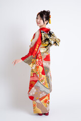 Fototapeta premium 振袖（着物）を着る若い日本人女性モデル