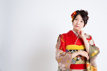 Fototapeta premium 振袖（着物）を着る若い日本人女性モデル