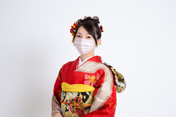 Fototapeta premium 振袖（着物）を着る若い日本人女性モデル