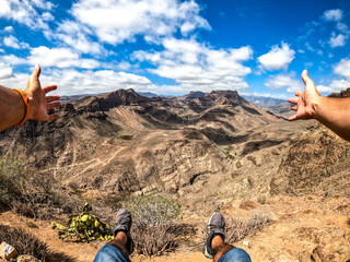 viendo las rocas en tierras canarias