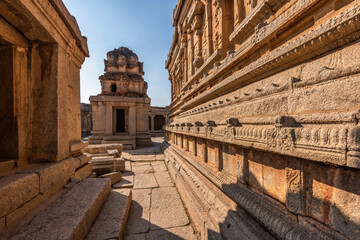 Obraz premium Beautiful ancient architecture of Sri Krishna temple ruins in Hampi, Karnataka, India