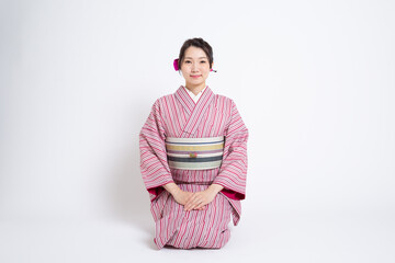 小紋（半幅帯）を着ている若い日本人女性モデル