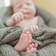 newborn feet in bed