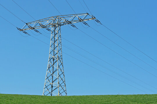 Hochspannungsmast einer 110 KV Hochspannungsfreileitung.
