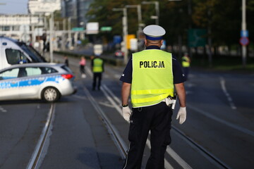Polska policja na służbie w mieście.  - obrazy, fototapety, plakaty